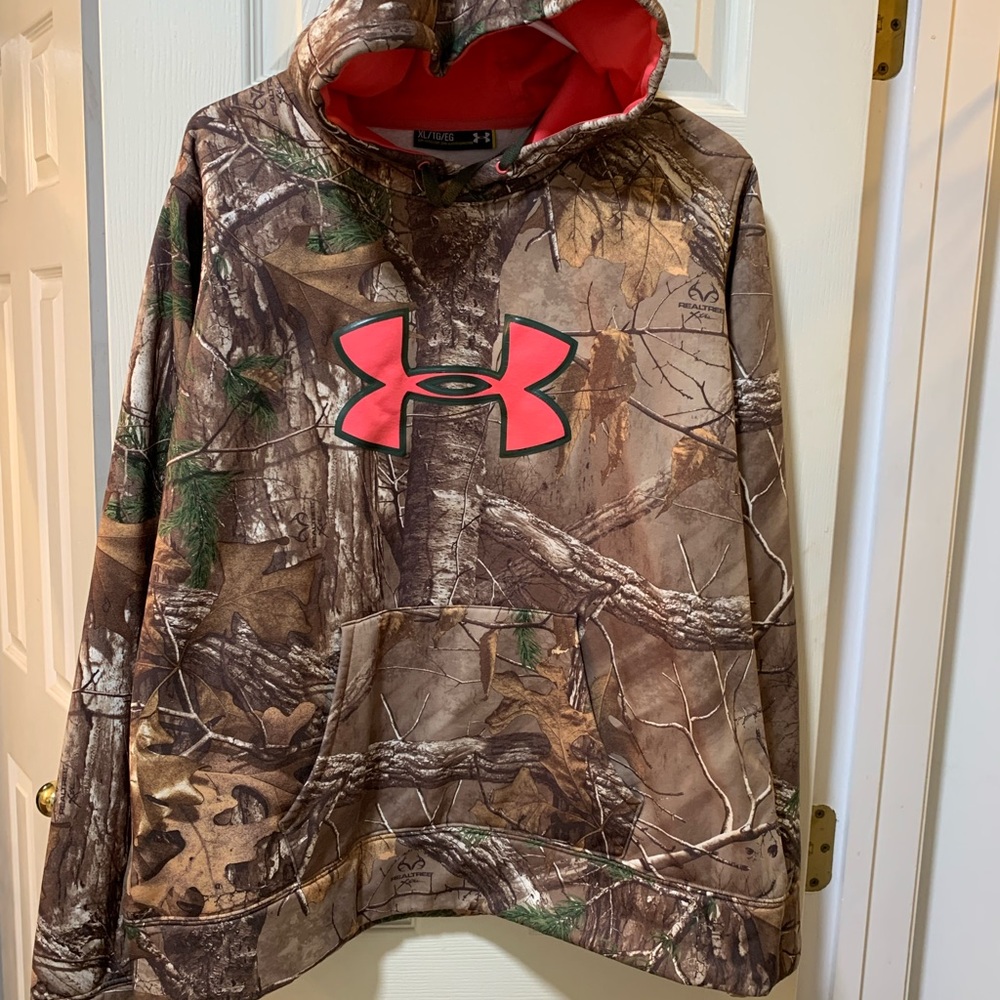 Ladies XL Camo hoodie, fits like a Medium.